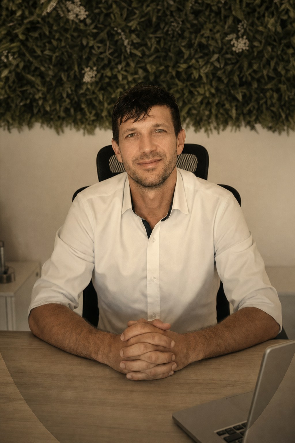 Oliver Mayerhoffer, Digital Presence Architect at AI Search Websites — front-facing studio portrait at desk