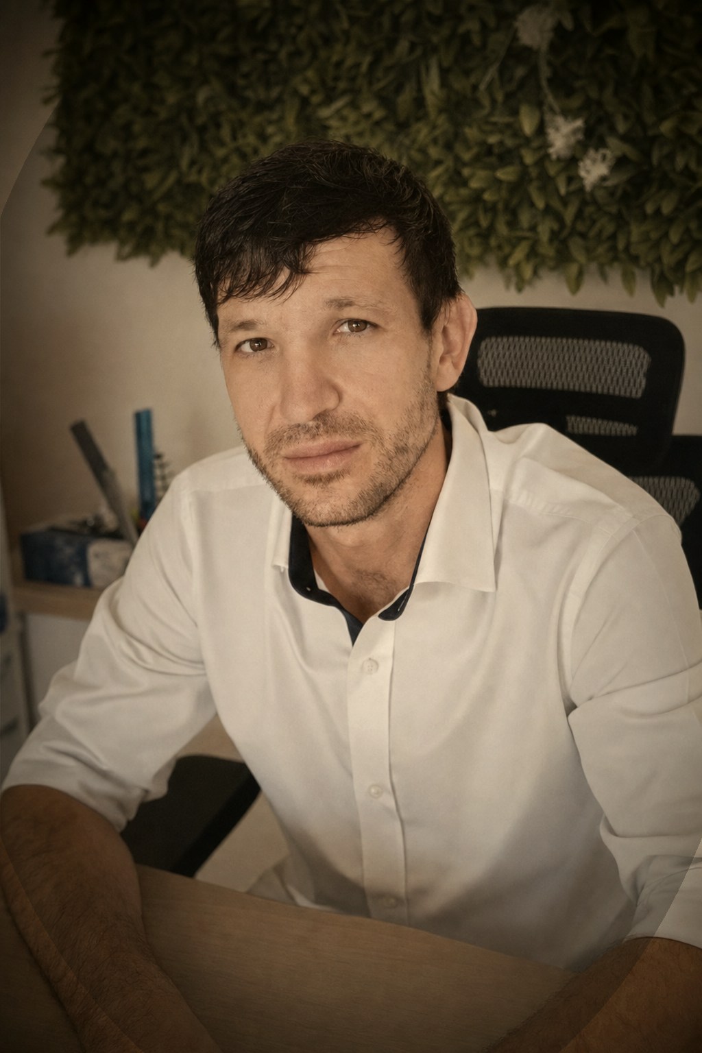 Oliver Mayerhoffer — closer editorial portrait, Digital Presence Architect and author